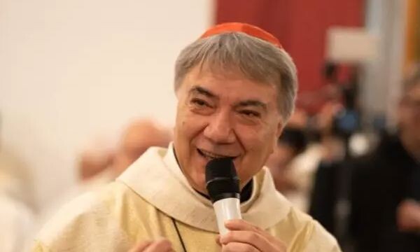 images Don Mimmo, il prete che lotta nel vescovo che piange e quel "Gennaro" cui chiede aiuto contro guerre e mafie