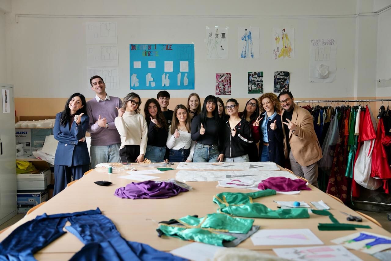 images A Vakarici la tradizione si fa moda: gli studenti ridisegnano l'identità Arbëreshe con ago, memoria e futuro