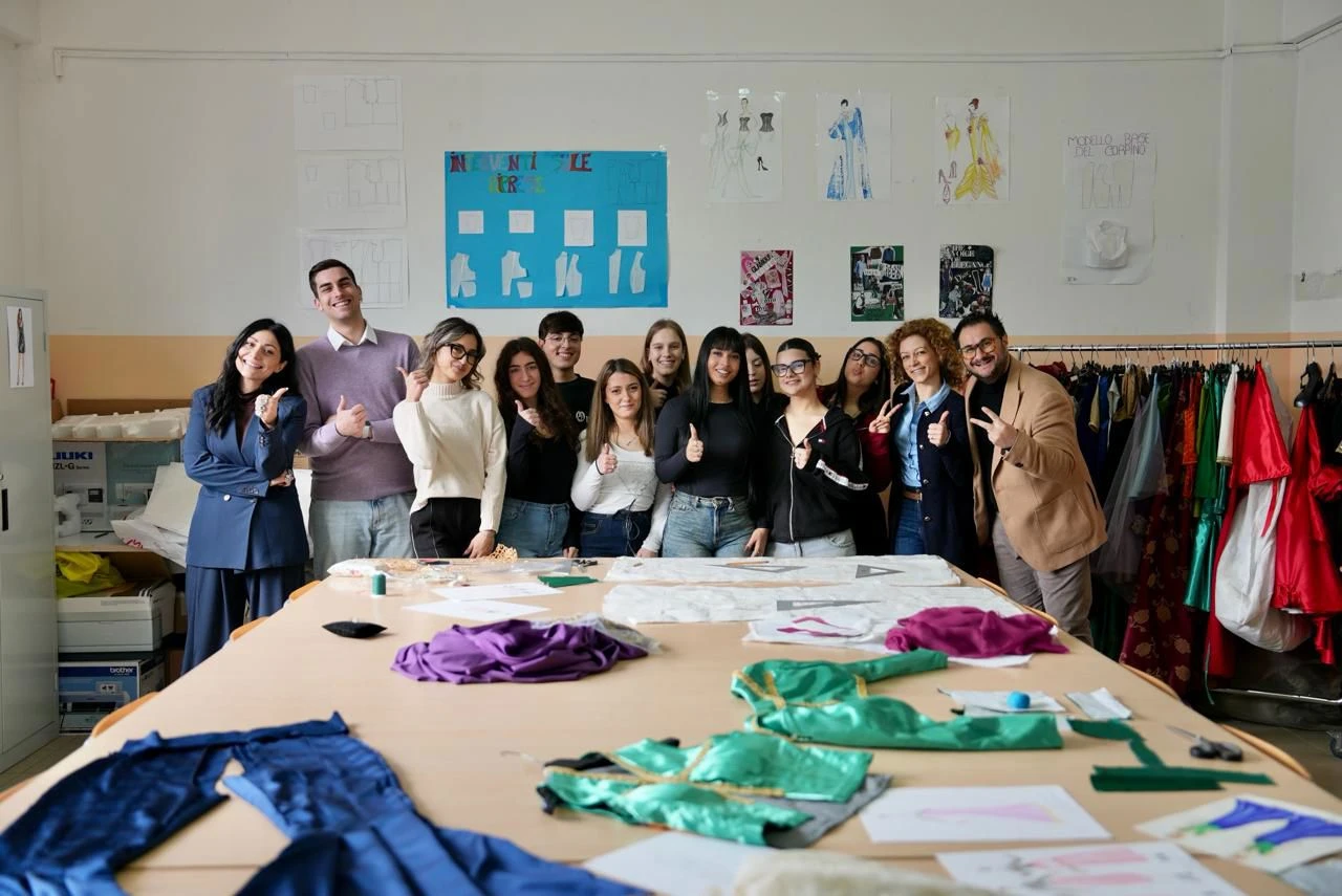 A Vakarici la tradizione si fa moda: gli studenti ridisegnano l'identità Arbëreshe con ago, memoria e futuro