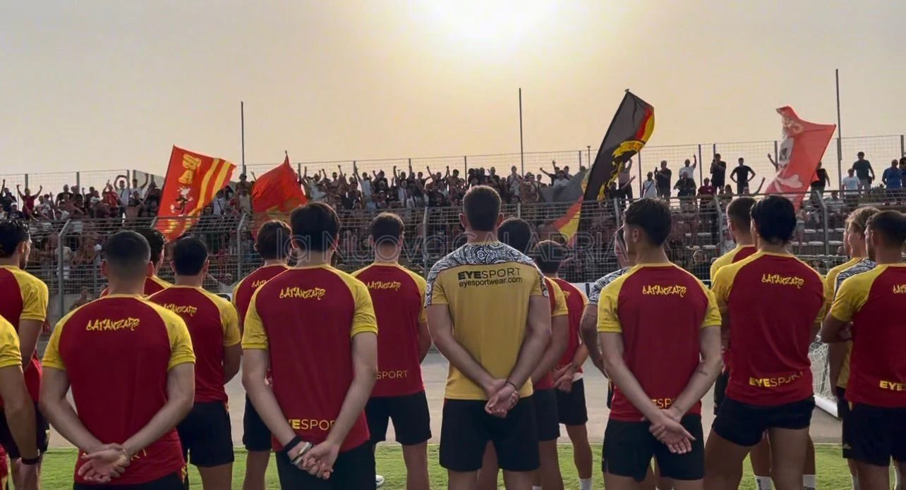 Catanzaro, il calore dei tifosi a Giovino: in 700 per salutare la squadra&nbsp;