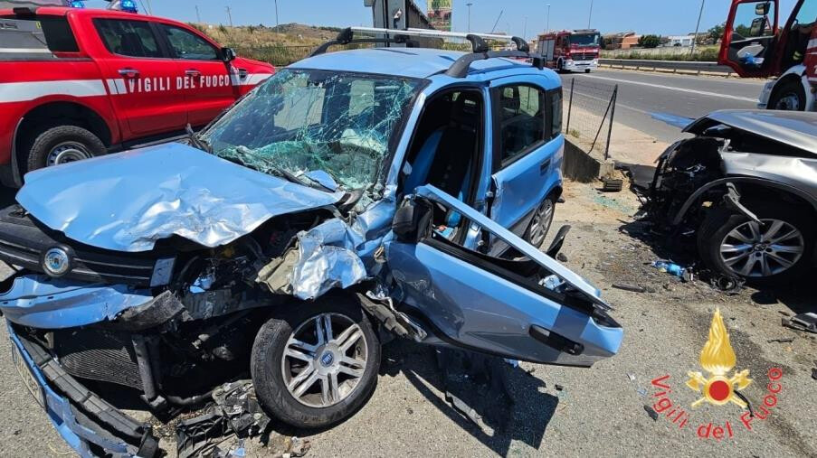 images Schianto sulla Statale 106 a Cropani: un ferito grave, traffico bloccato per ore