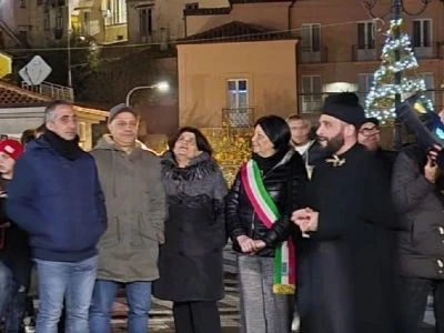 Gimigliano dà il via alle manifestazioni natalizie: accese le luminarie e l’Albero in piazza Aldo Moro 