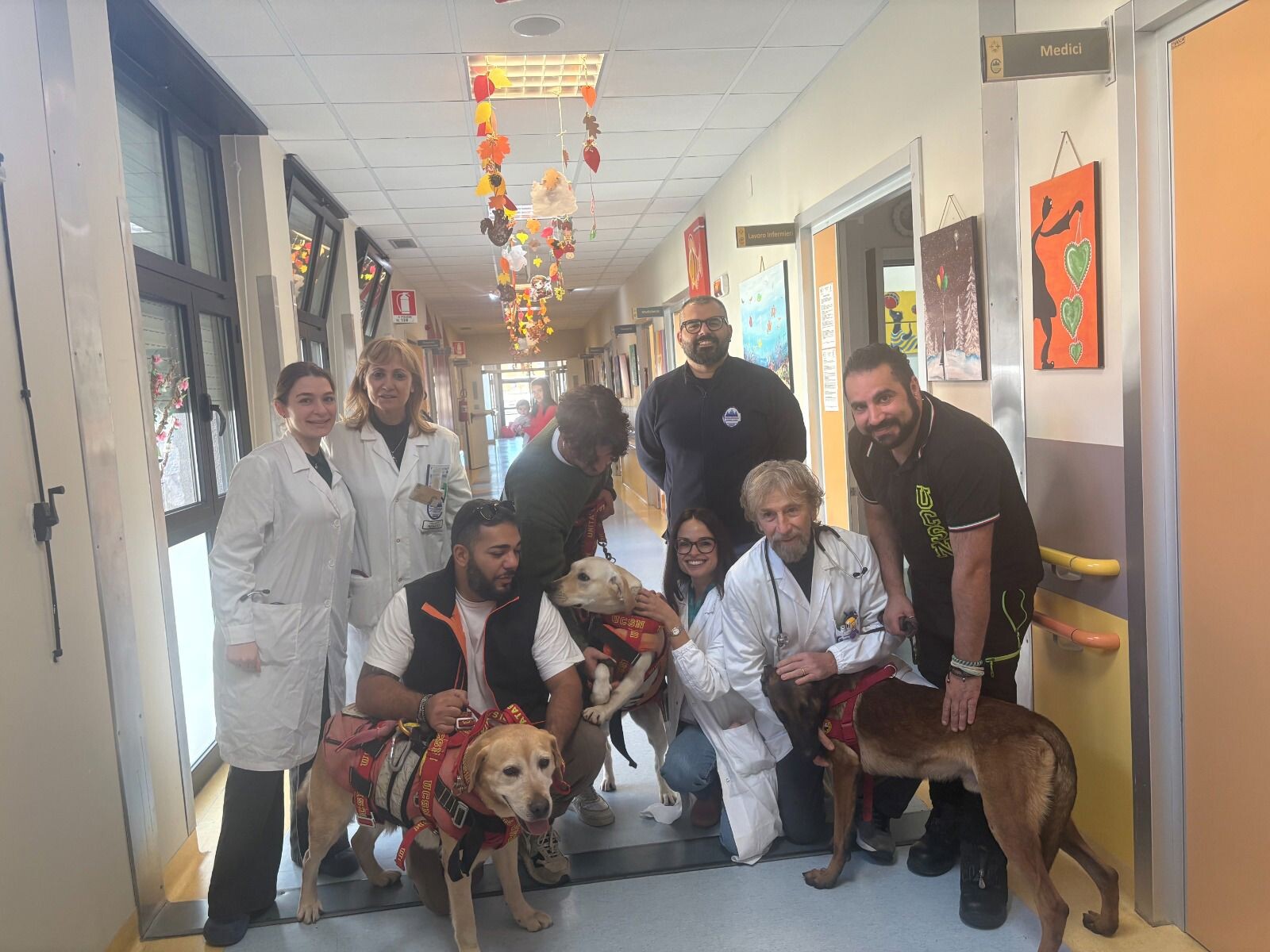 images "Zampe di speranza" con il Nucleo cinofili UCSN nei reparti pediatrici del "Pugliese Ciaccio" di Catanzaro
