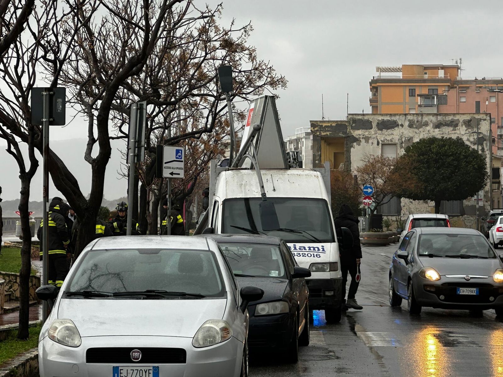 images Emergenza maltempo a Catanzaro, sul lungomare crolla un lampione