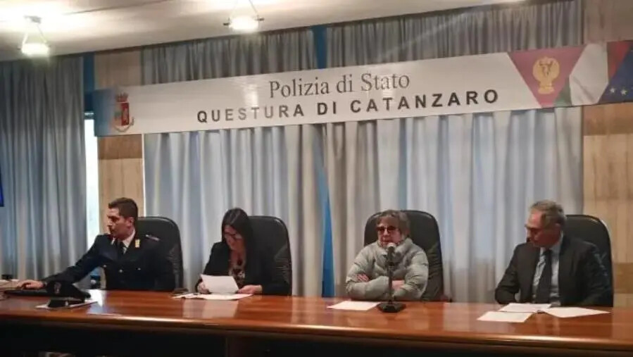 Violenza di genere, al via a Catanzaro il percorso formativo promosso dalla Questura e il Centro Calabrese di Solidarietà images Violenza di genere, al via a Catanzaro il percorso formativo promosso dalla Questura e il Centro Calabrese di Solidarietà