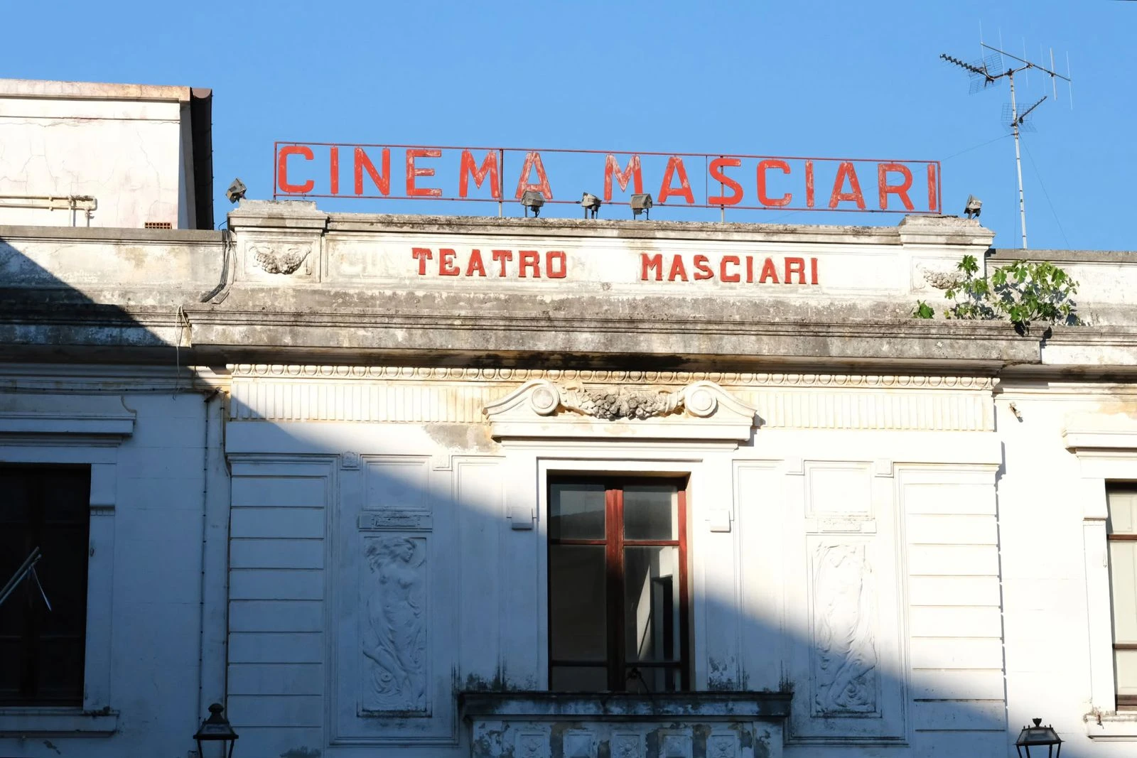 SCHERMI a Catanzaro racconta il Masciari: il viaggio dentro un teatro sospeso nel tempo