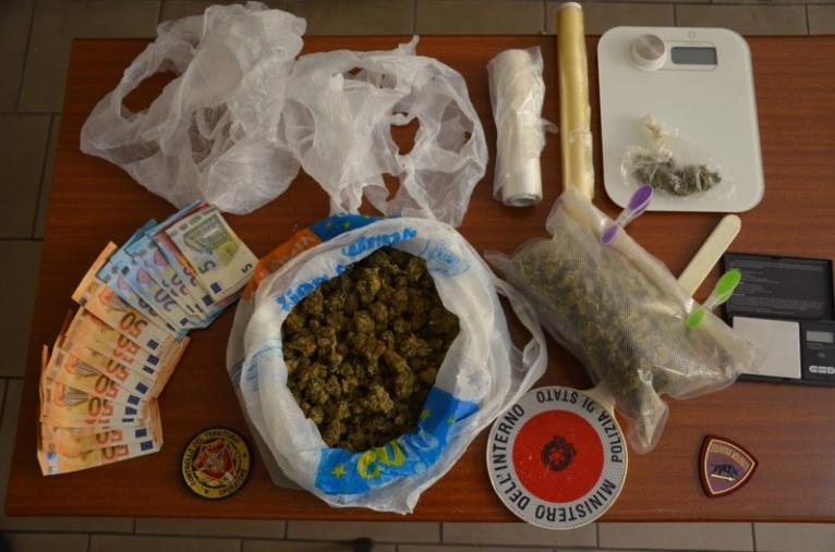 Crotonese agli arresti domiciliari nascondeva marijuana in casa:
arrestato dalla Polizia 
 images Crotonese agli arresti domiciliari nascondeva marijuana in casa:
arrestato dalla Polizia