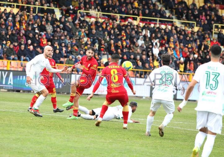 images Il corsivo giallorosso, torna a brillare la stella del Catanzaro: al "Ceravolo" sei "castagnole" al Monopoli