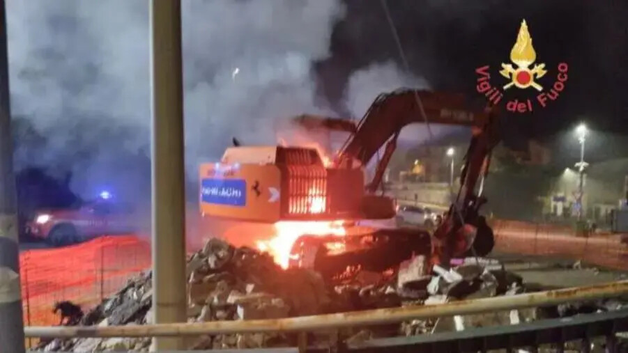 images Gasperina, fiamme a un automezzo in un cantiere: si stava lavorando per conto del Comune