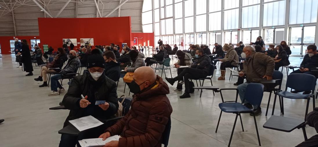 images Covid, record di somministrazioni. Il racconto dei medici all'Ente fiera di Catanzaro