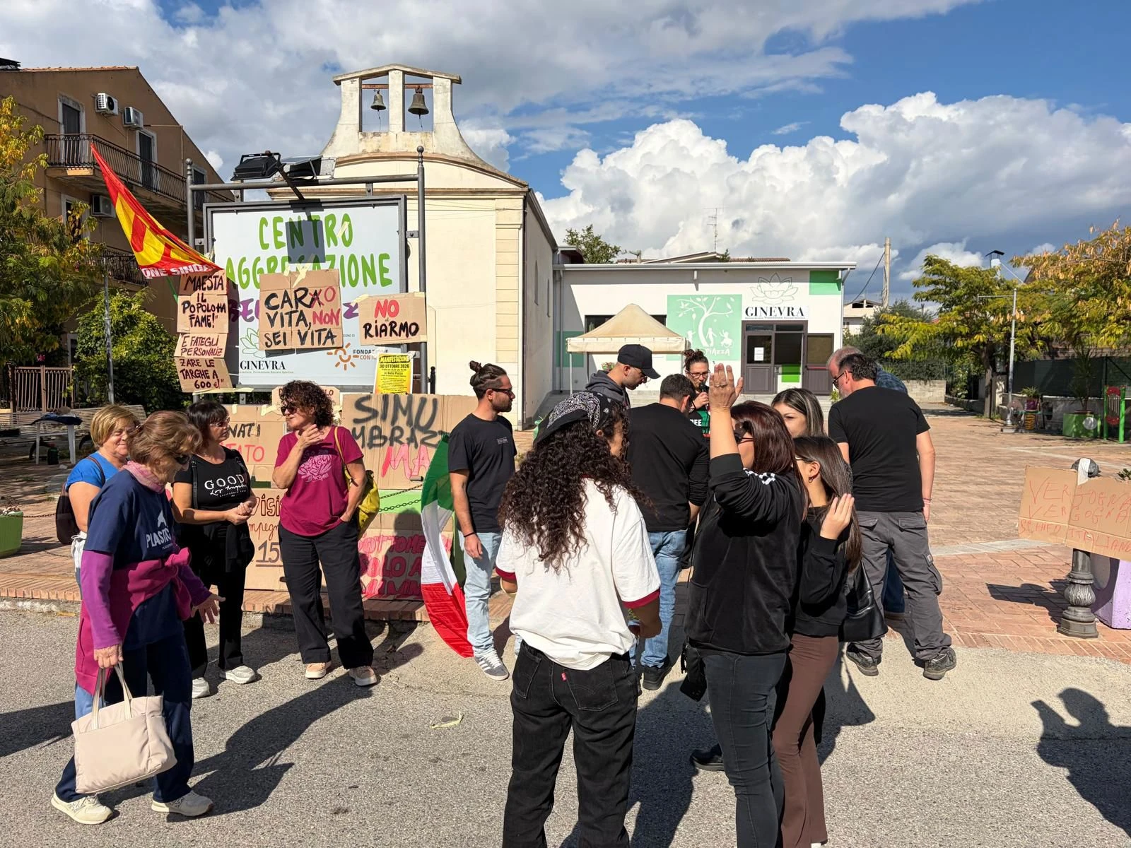 Cropani in piazza, generazioni unite contro il carovita: "Giù le armi, su i salari"