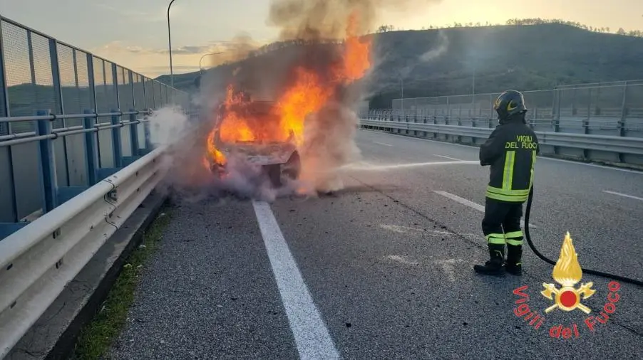Catanzaro, auto prende fuoco sulla Statale 106 images Catanzaro, auto prende fuoco sulla Statale 106