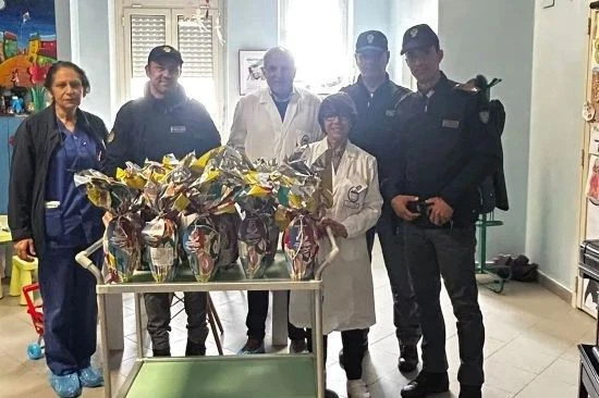 Catanzaro, la Polizia dona uova di Pasqua ai piccoli pazienti ricoverati al “Pugliese-Ciaccio” 