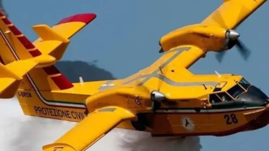 images Il centro-sinistra unito per manifestare in difesa della Base Canadair di Lamezia Terme