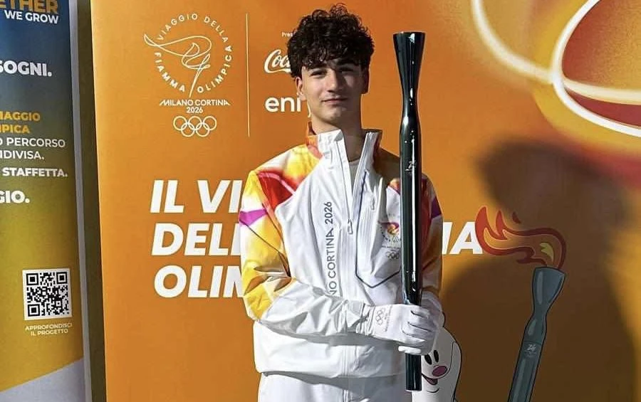 Catanzaro, fiamma olimpica di Milano-Cortina: tra i tedofori anche un giovane studente