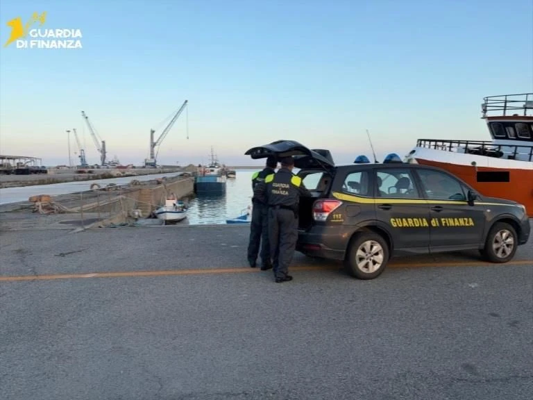 Effettuava pesca di frodo nelle acque crotonesi, sequestrati 25 chili di novellame di sarda