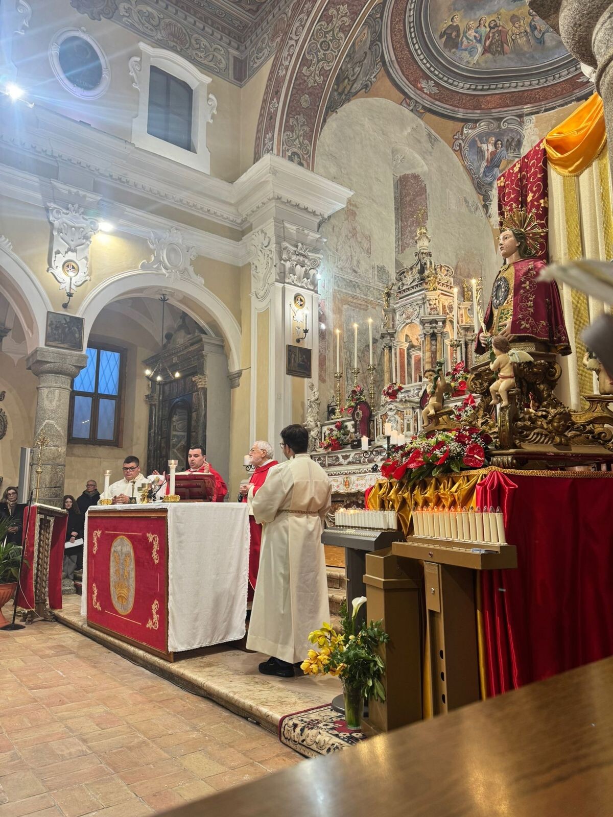 images San Pantaleone, il miracolo che attraversa i secoli: Montauro in preghiera