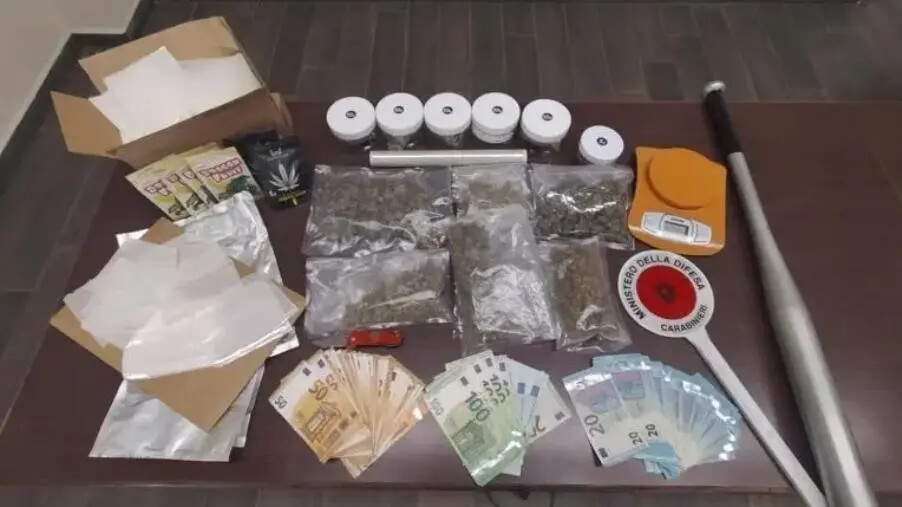 images Spacciava droga nella sua casa di un condominio nel centro di Crotone: arrestato