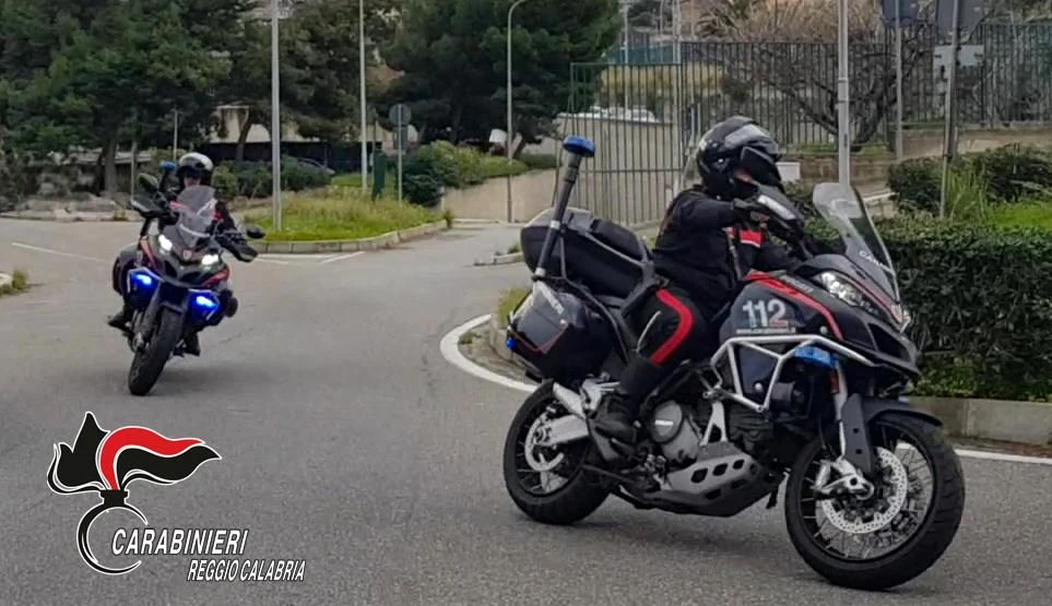 Aggrediscono e minacciano le mogli: due arresti nel Reggino  