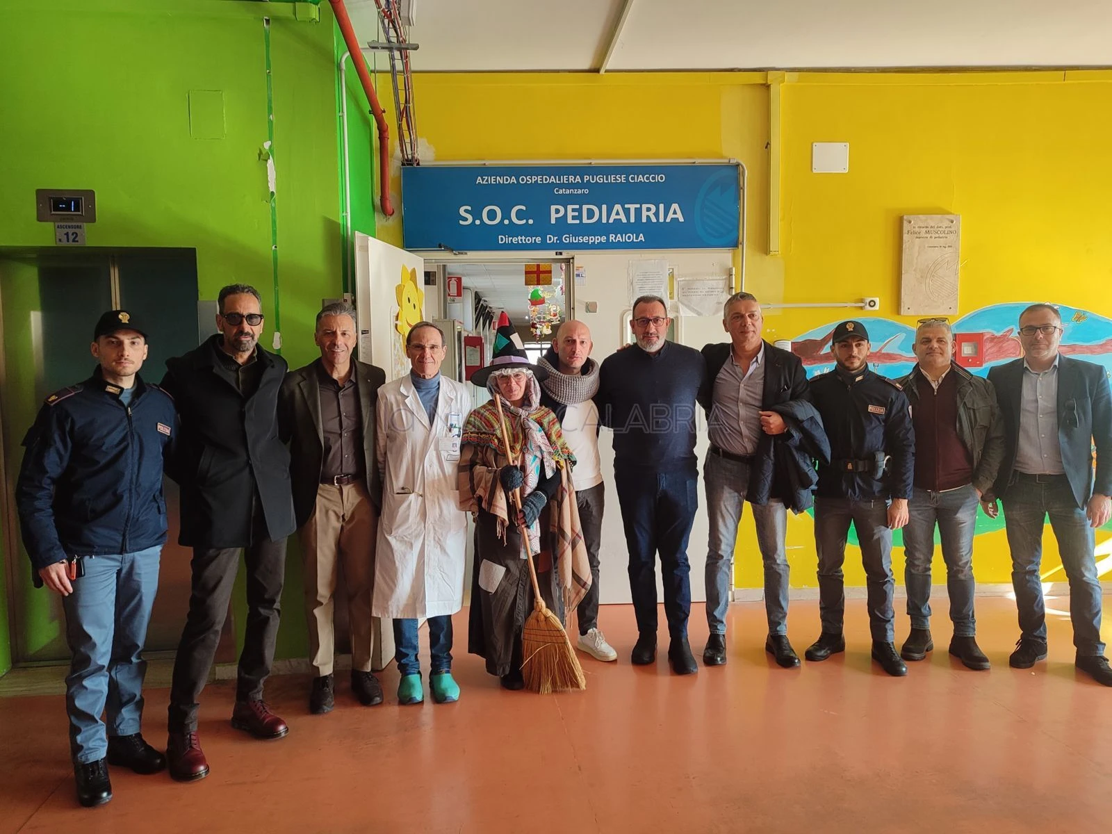 Catanzaro, "La Befana del Poliziotto in Corsia" dona sorrisi ai bimbi di pediatria del Pugliese