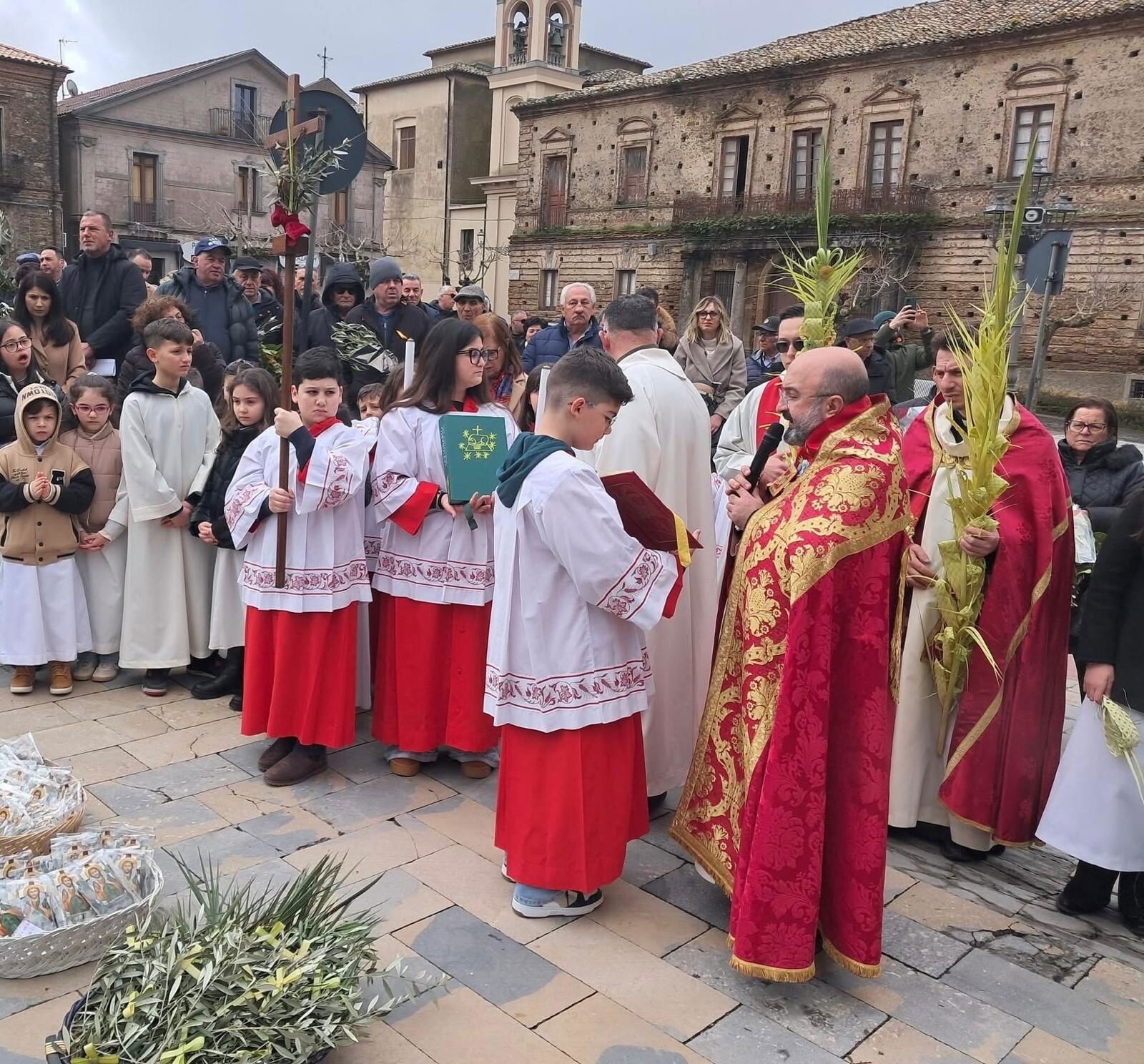 images La comunità parrocchiale di San Teodoro di Filadelfia difende il suo parroco da accuse e critiche