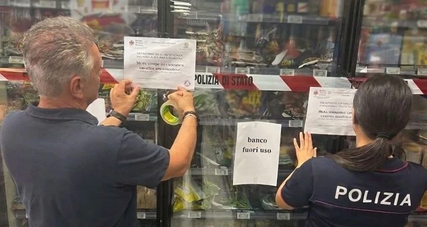 Crotone, prodotti scongelati rivenduti: sospesa l'attività di un supermercato per carenze strutturali  