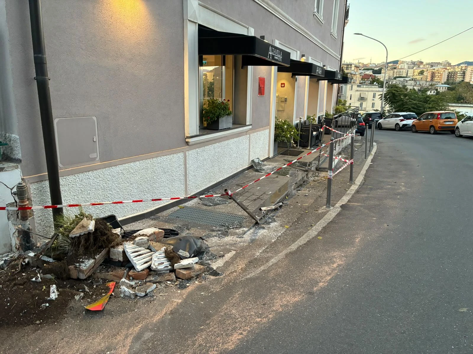 Follia nel centro di Catanzaro, auto contromano lungo via Italia e poi va a sbattere 