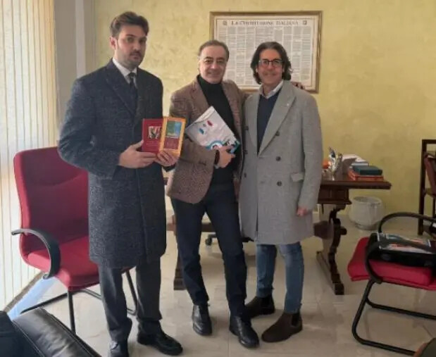 Crotone, il garante dei detenuti consegna pubblicazioni al Consiglio dell'Ordine degli avvocati images Crotone, il garante dei detenuti consegna pubblicazioni al Consiglio dell'Ordine degli avvocati