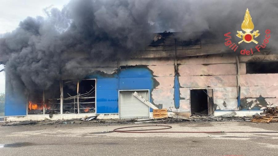 images Cassano sullo Ionio, incendio di una cineseria sulla Statale 106 (VIDEO)