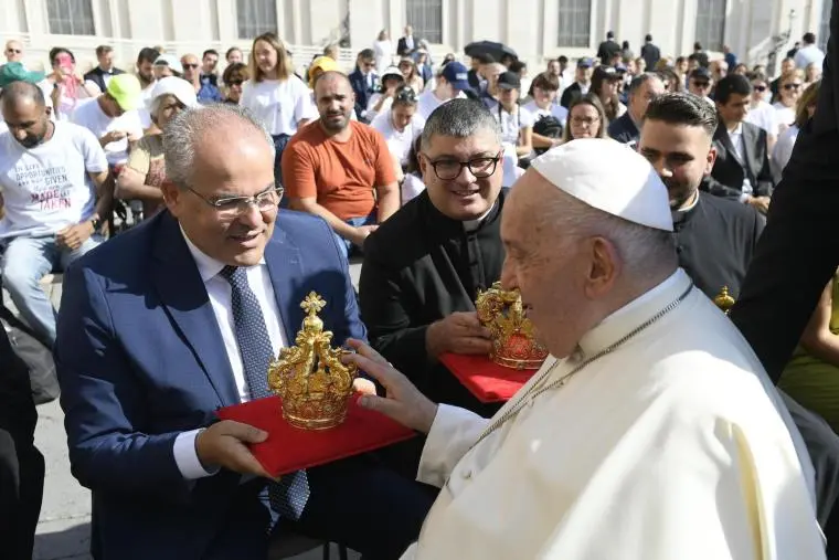 Papa Francesco benedice le corone realizzate da Affidato per la Madonna di Porto Salvo images Papa Francesco benedice le corone realizzate da Affidato per la Madonna di Porto Salvo