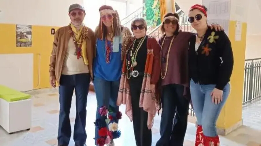 images All'IC di Cropani il "Carnevale culturale anni 70" con costumi, canzoni, immagini d'epoca