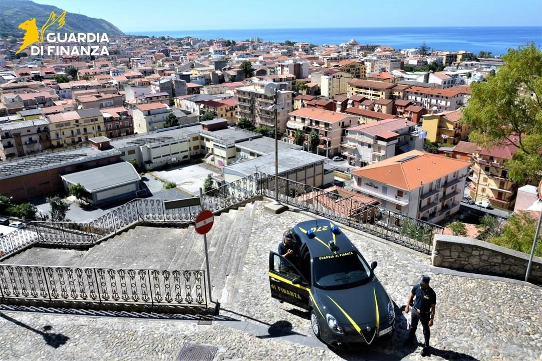 Lavoro nero e prodotti non sicuri, raffica di controlli della Finanza nei lidi del cosentino
