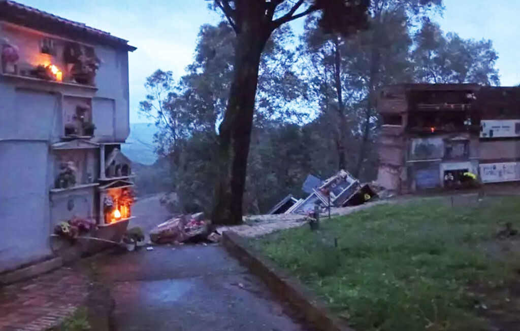 images Maltempo nel Crotonese, crolla parte di un cimitero: lapidi e bare precipitano in un burrone
