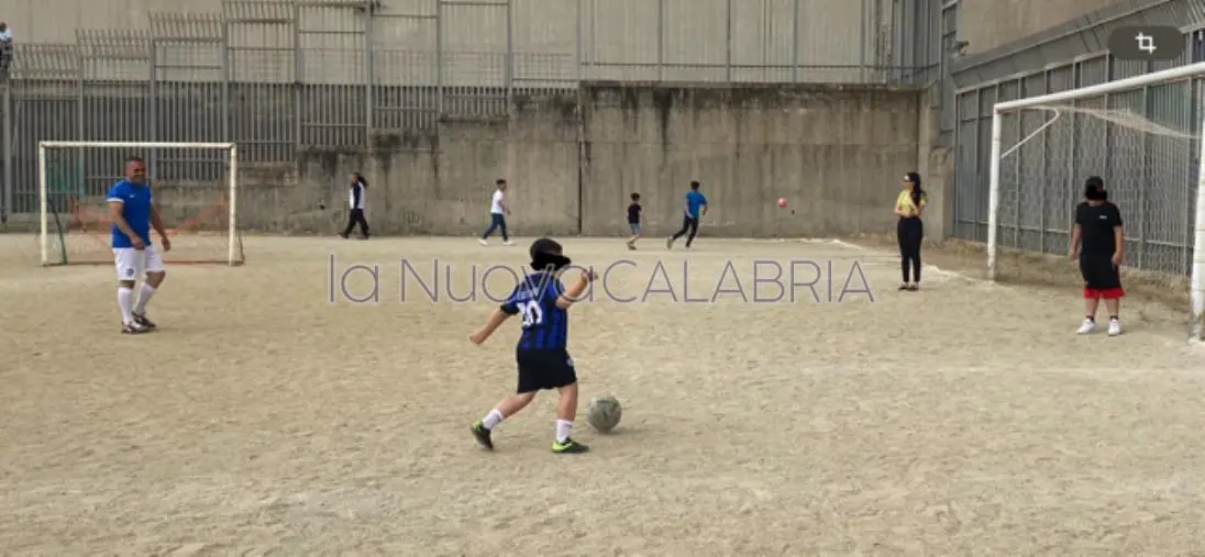 "La partita con mamma e papà": nel carcere di Catanzaro l’atteso incontro tra famiglie e detenuti 
 images "La partita con mamma e papà": nel carcere di Catanzaro l’atteso incontro tra famiglie e detenuti