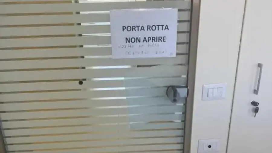 images Finestroni pericolanti, porte rotte e tornelli fuori uso, Csa-Cisal: "Gravi rischi per chi lavora in Cittadella" (VIDEO) 