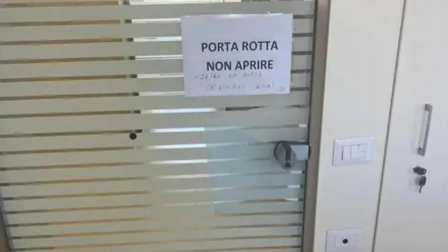 Finestroni pericolanti, porte rotte e tornelli fuori uso, Csa-Cisal: "Gravi rischi per chi lavora in Cittadella" (VIDEO)  images Finestroni pericolanti, porte rotte e tornelli fuori uso, Csa-Cisal: "Gravi rischi per chi lavora in Cittadella" (VIDEO)