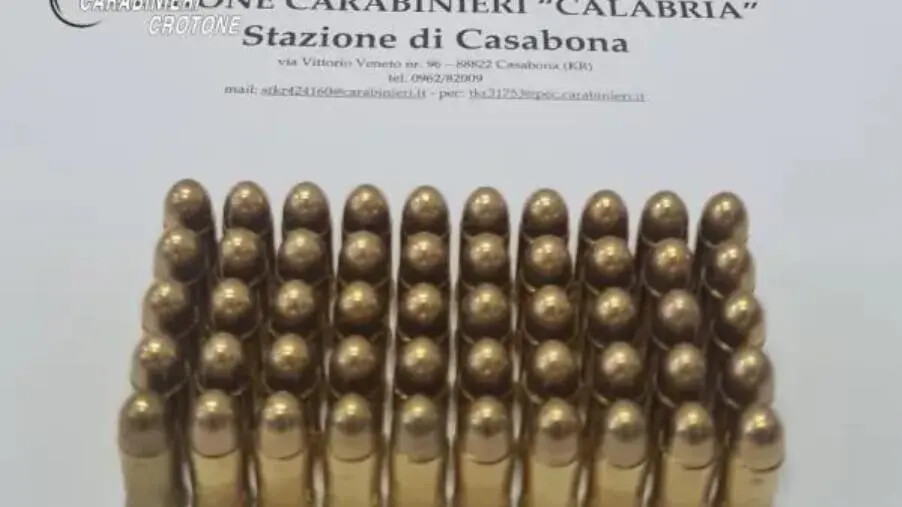 images Casabona (Kr), 50 proiettili illegali scoperti in cassaforte: denunciato il proprietario