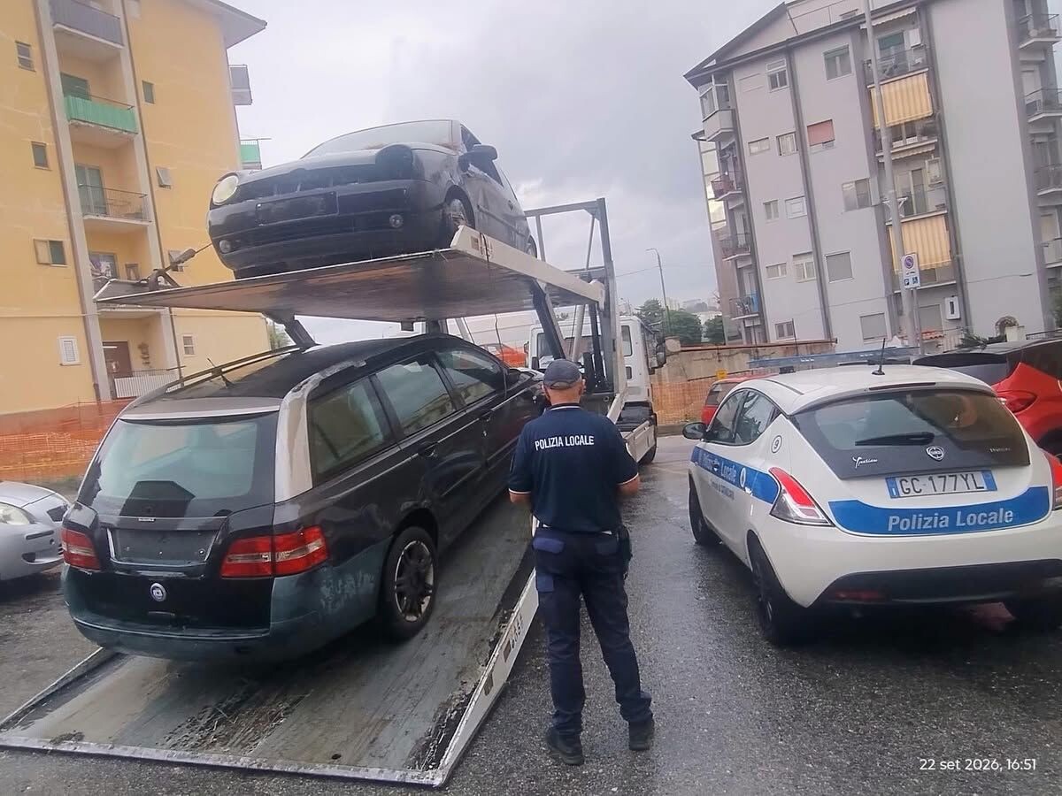 images Rimozione di veicoli abbandonati: a Catanzaro nuova operazione della La Polizia Locale
