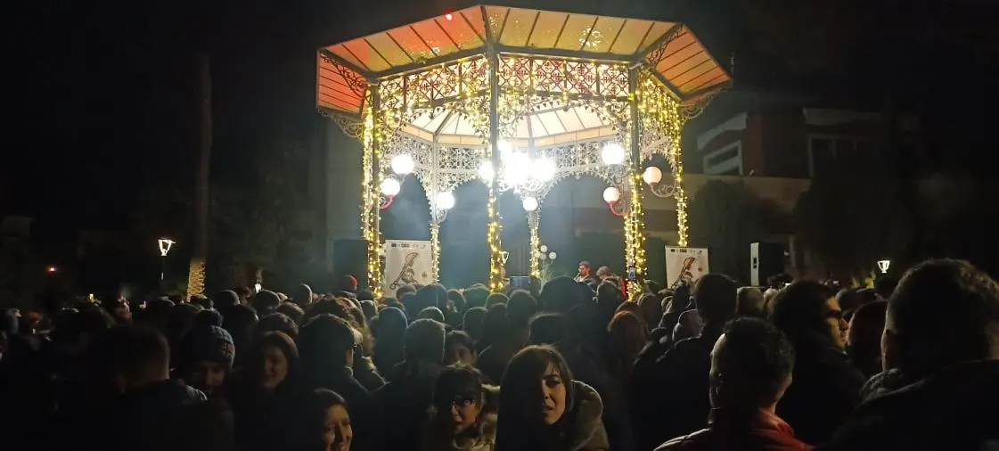 images “A farla amare comincia tu”, Villa Margherita infuocata a Catanzaro: i Patagarri dominano la serata 
