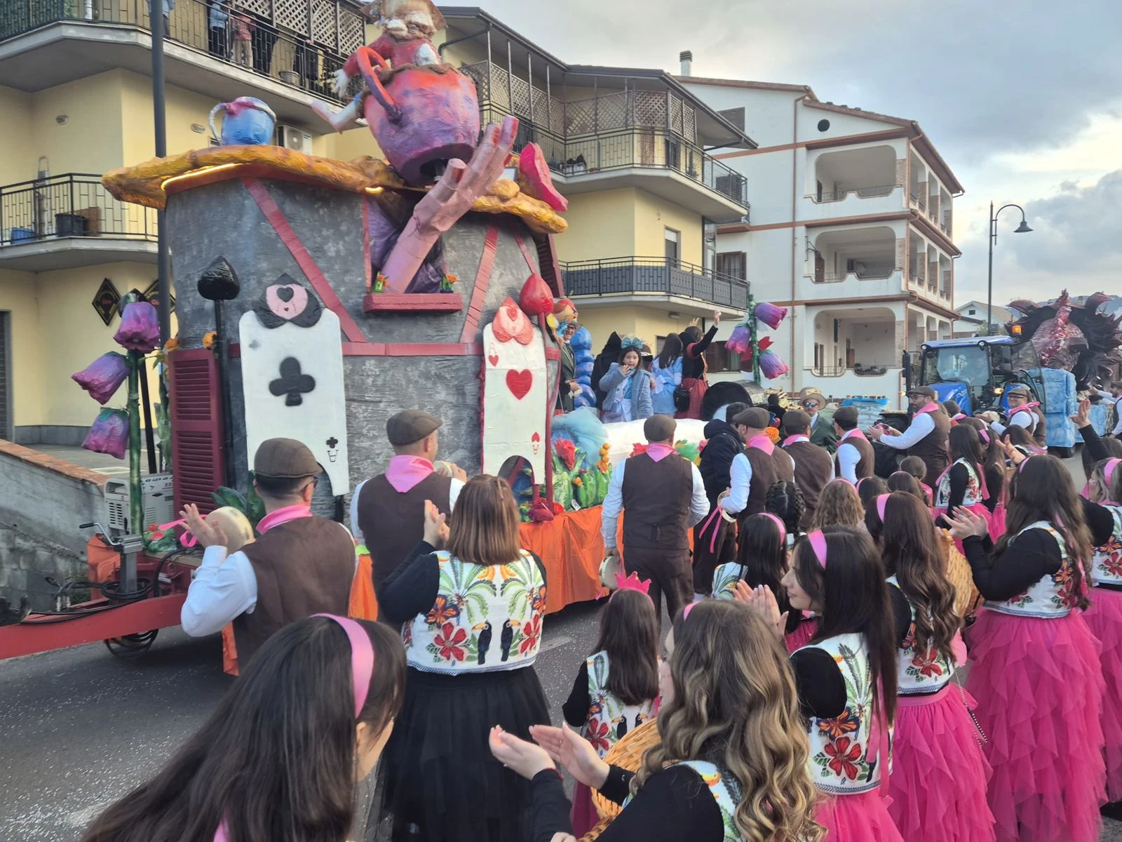 Santa Caterina Albanese, Carnevale 2026: un successo tra colori, arte e tradizioni
