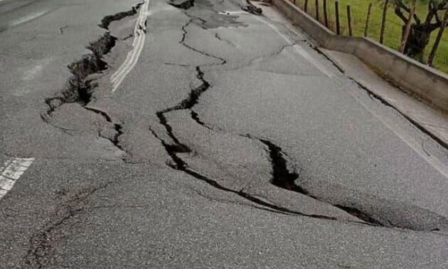 images Maltempo nel Catanzarese, frana la strada tra Borgia e Squillace 