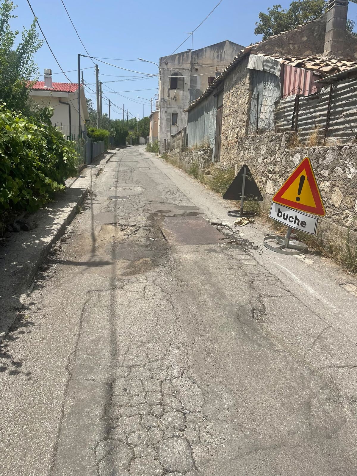 Catanzaro, via Passo dell'Agrifoglio nel degrado: residenti esasperati: "La strada è un pericolo quotidiano" images Catanzaro, via Passo dell'Agrifoglio nel degrado: residenti esasperati: "La strada è un pericolo quotidiano"