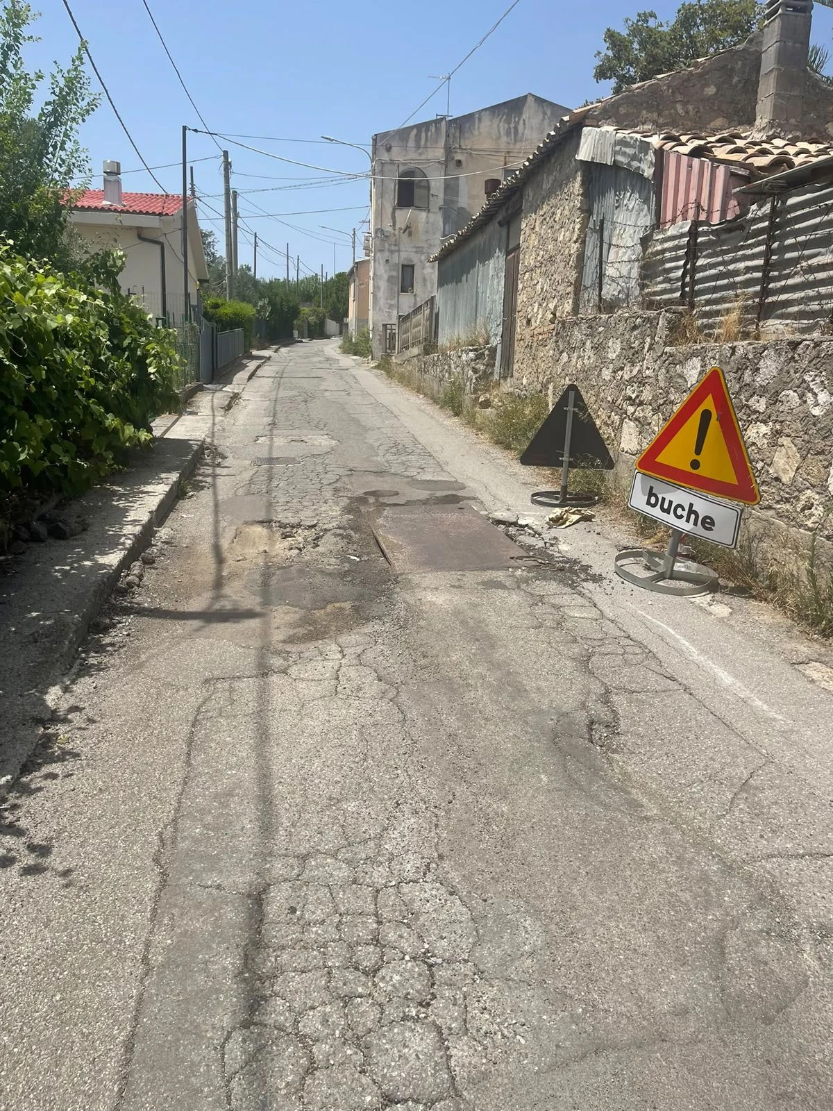 Catanzaro, via Passo dell'Agrifoglio nel degrado: residenti esasperati: "La strada è un pericolo quotidiano"