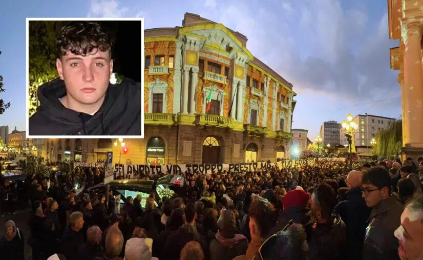 images L'ora più dura, in migliaia a Catanzaro per l'ultimo saluto a Riccardo Fabiano