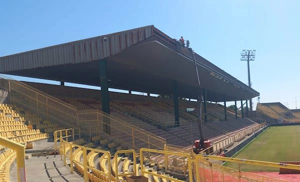 Avanzano i lavori allo Stadio Ceravolo: ore contate per la mitica "Curva Massimo Capraro"