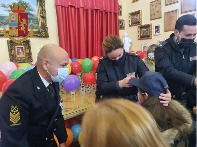 images "Educare alla giustizia": la Polizia di Vibo Valentia ha regalato i suoi "gadgets" ai piccoli studenti 