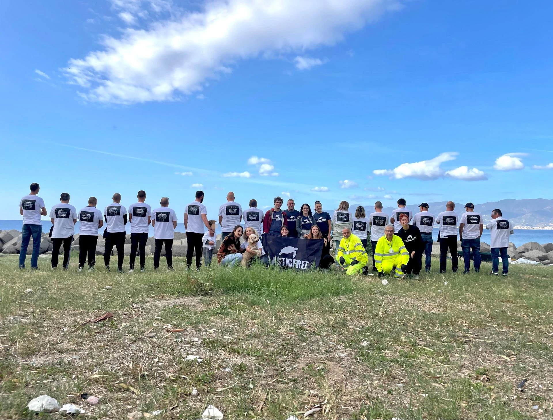 La spiaggia di Gallico a Reggio liberata da 920 kili di rifiuti grazie ai detenuti Seconda Chance e i volontari Plastic Free