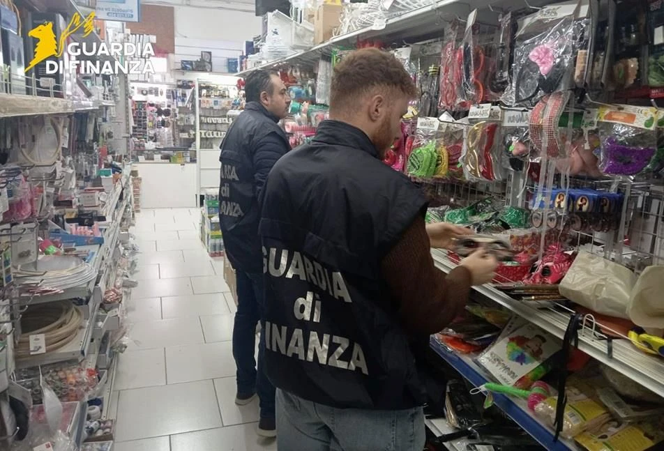 Carnevale sicuro a Cosenza, sequestrati 180.000 articoli e accessori non conformi  