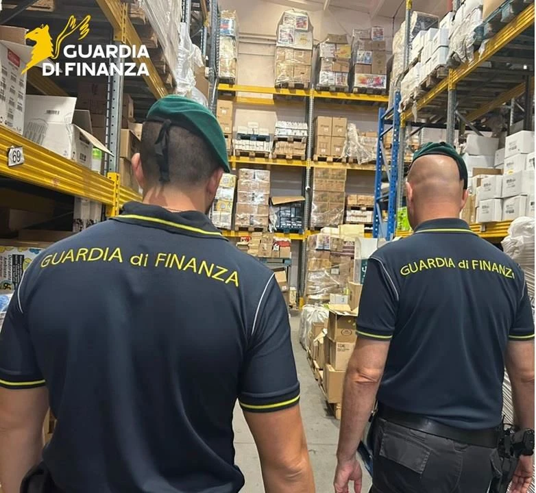 Controlli estivi della Guardia di Finanza sullo Ionio cosentino: sequestrati 10mila prodotti non sicuri e oltre 1,5 chili di marijuana
