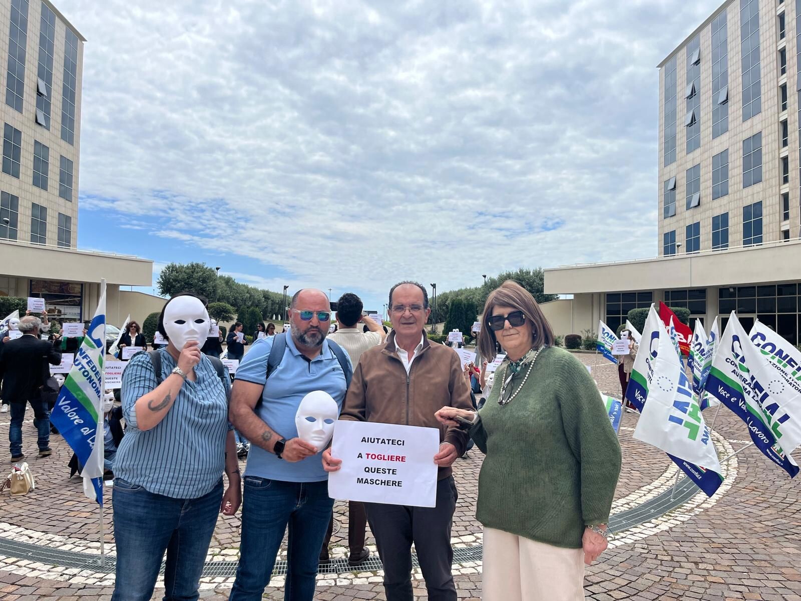 images Lavoratori Konecta in piazza, i consiglieri regionali Barbuto e Bruno: “Basta scaricare sui più deboli il fallimento della politica”